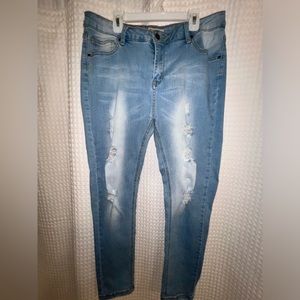 Denim distressed Encore Jeans. Light blue